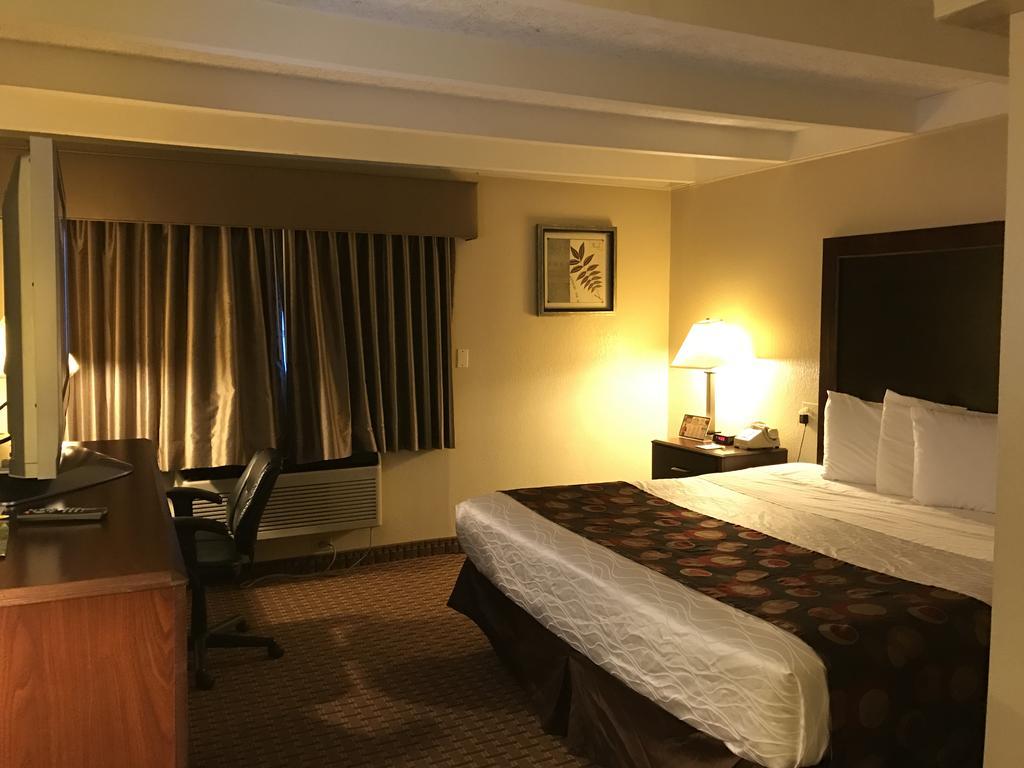 Days Inn By Wyndham Bloomington West Bagian luar foto