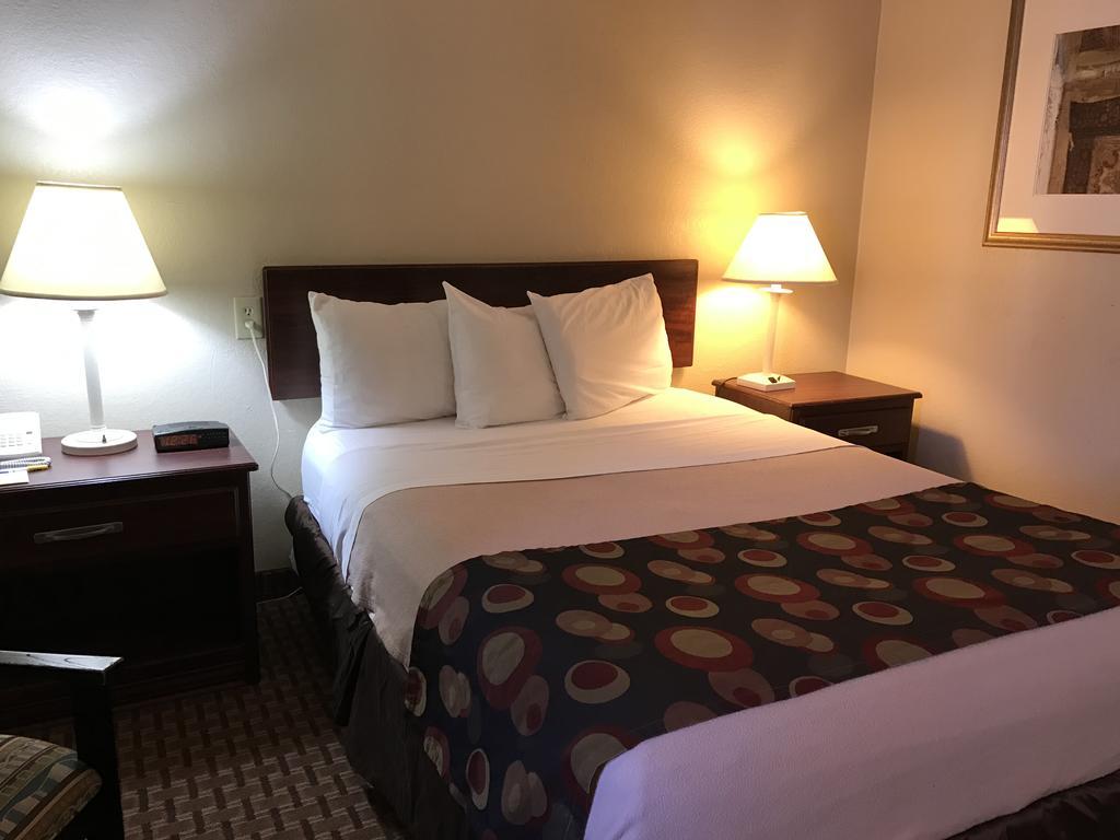 Days Inn By Wyndham Bloomington West Bagian luar foto