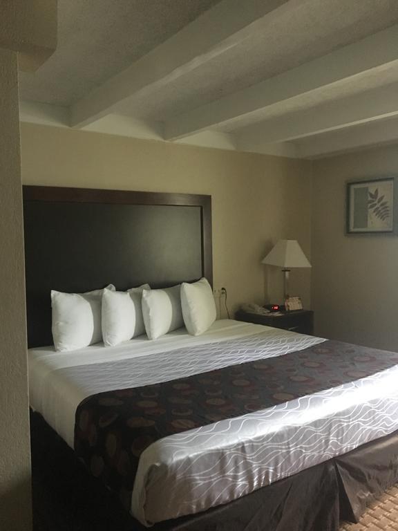 Days Inn By Wyndham Bloomington West Bagian luar foto
