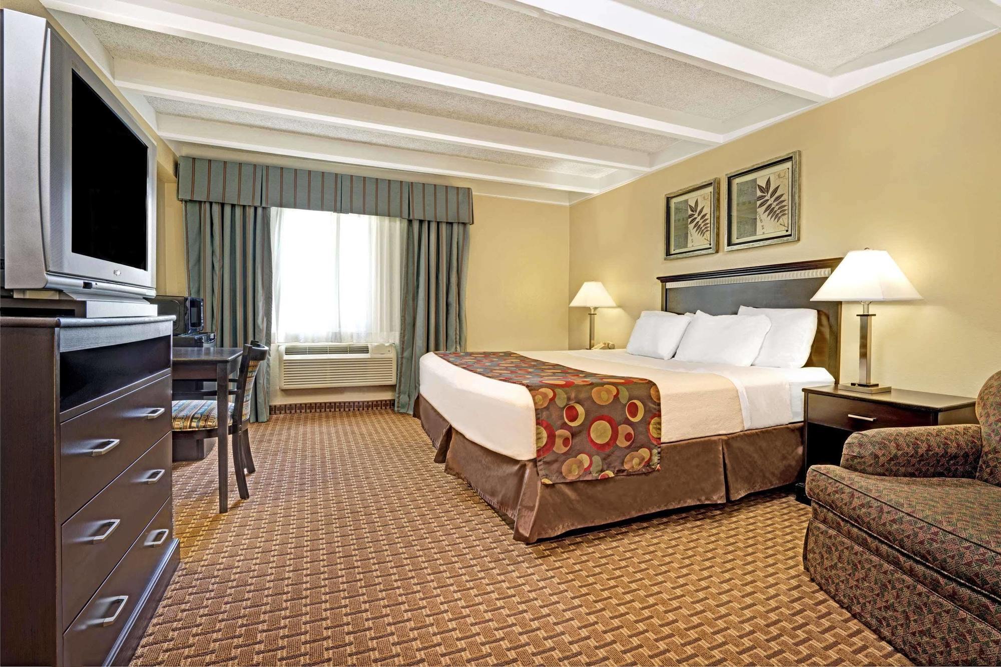 Days Inn By Wyndham Bloomington West Bagian luar foto