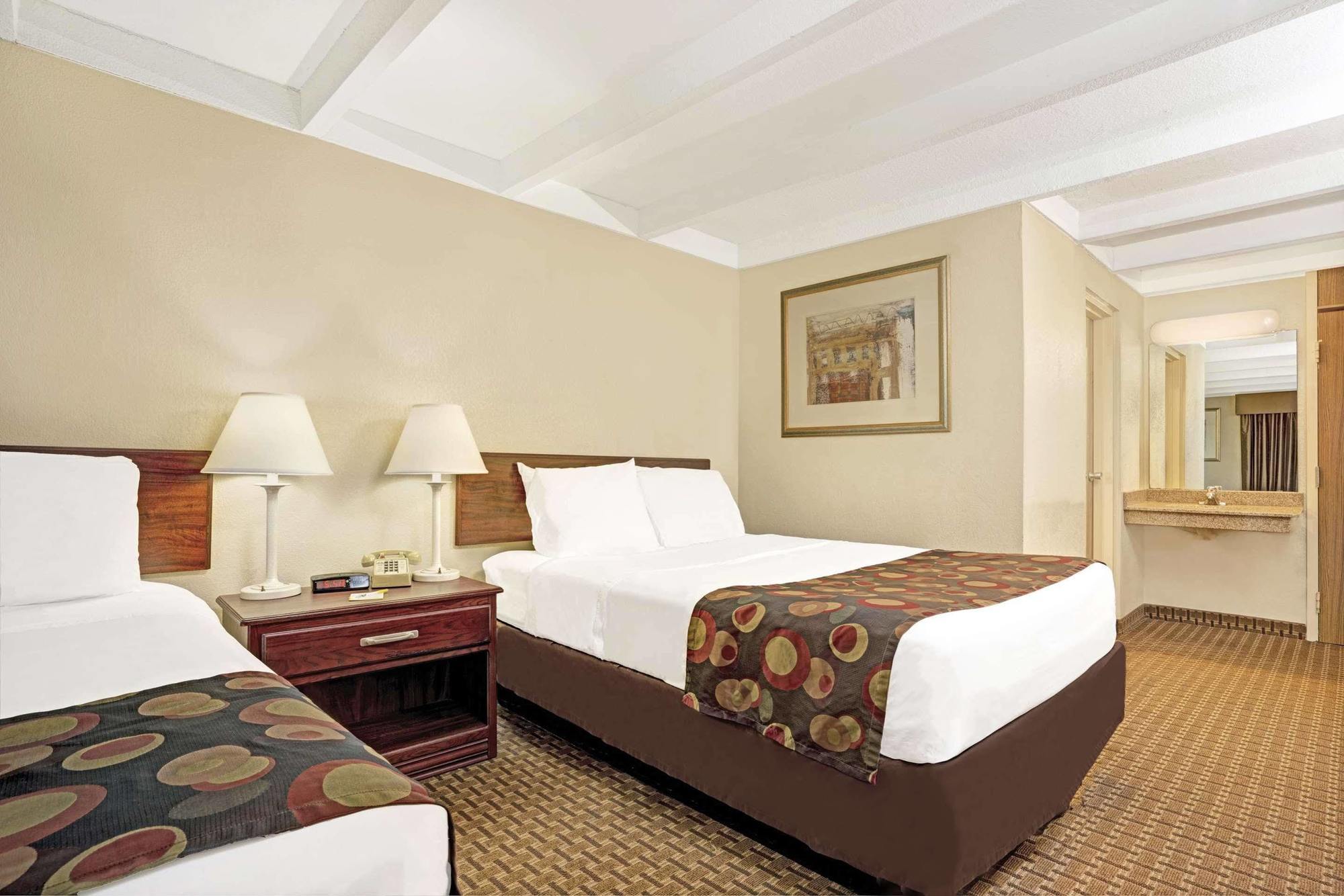Days Inn By Wyndham Bloomington West Bagian luar foto