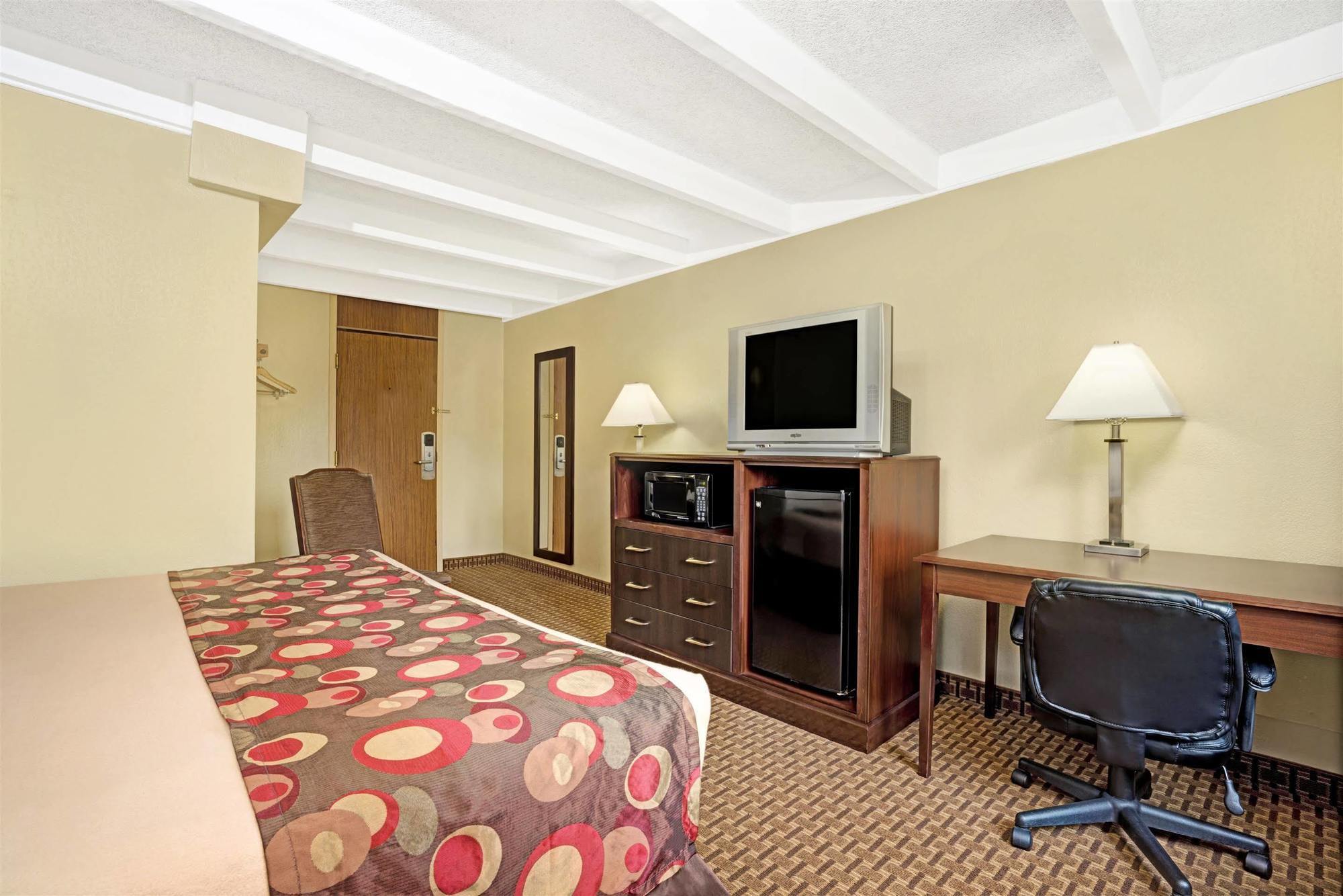 Days Inn By Wyndham Bloomington West Bagian luar foto