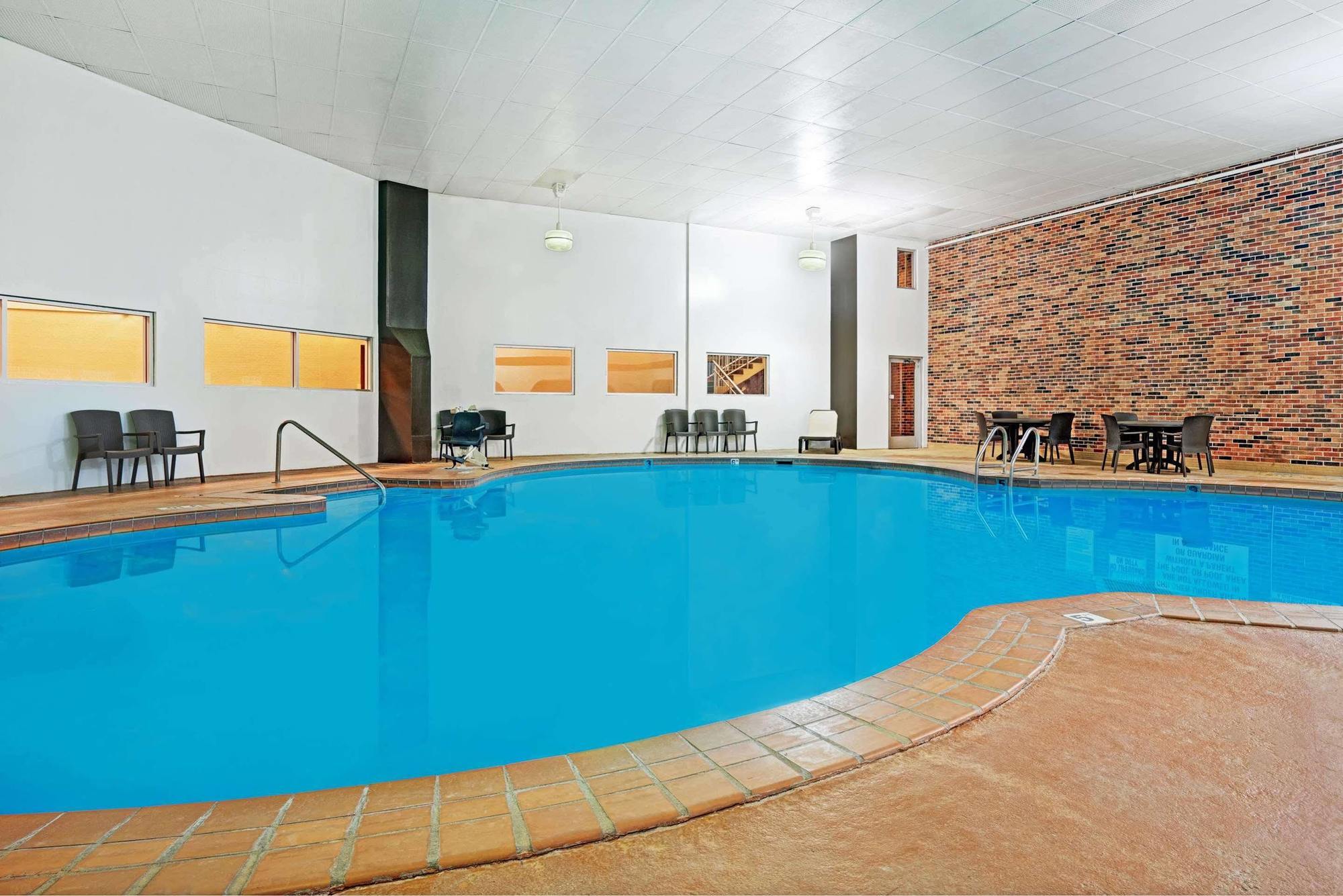 Days Inn By Wyndham Bloomington West Bagian luar foto