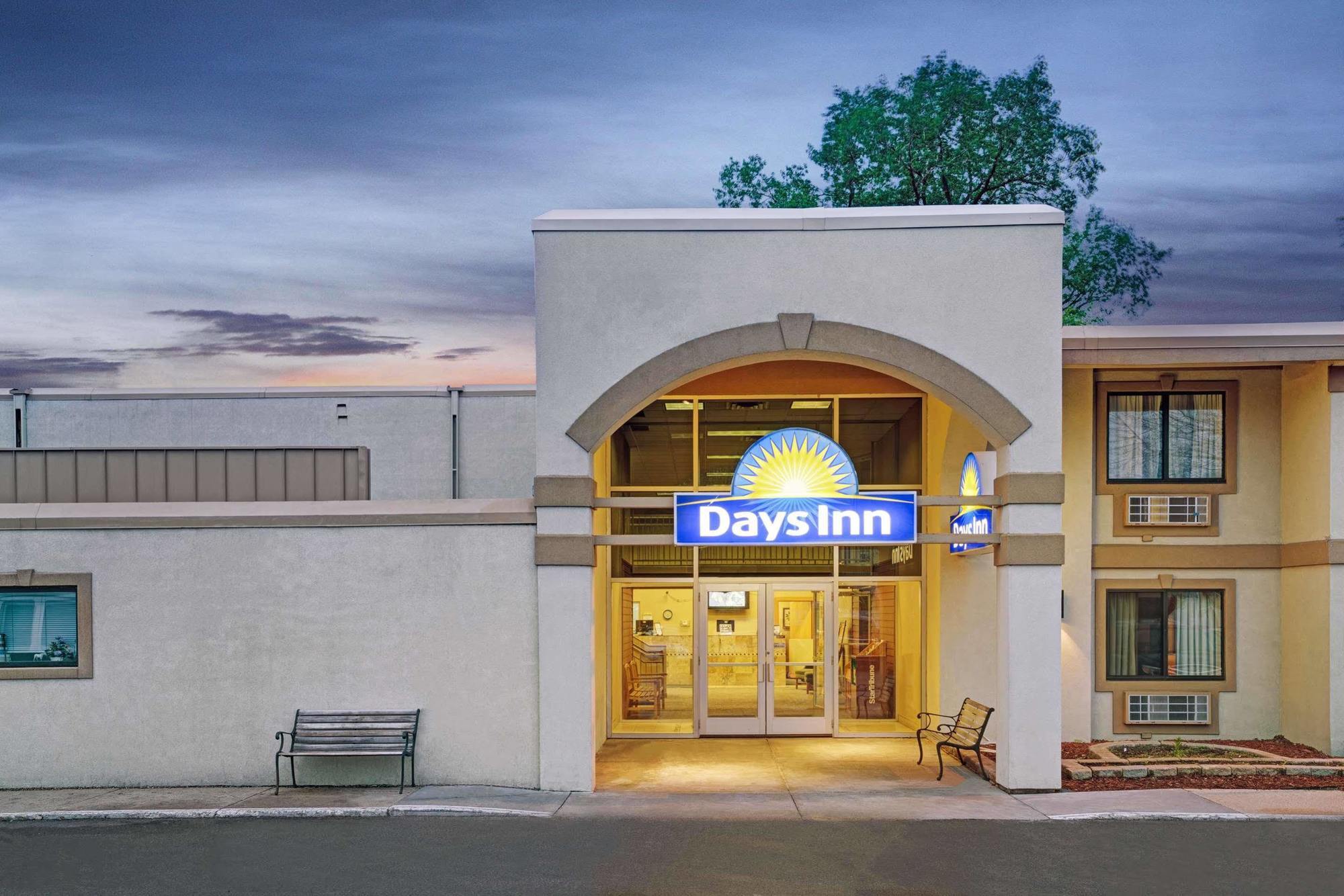 Days Inn By Wyndham Bloomington West Bagian luar foto