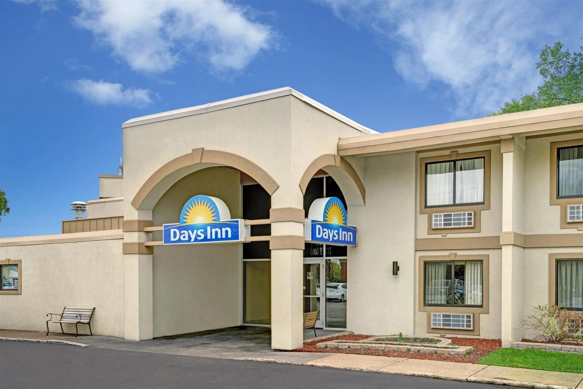 Days Inn By Wyndham Bloomington West Bagian luar foto