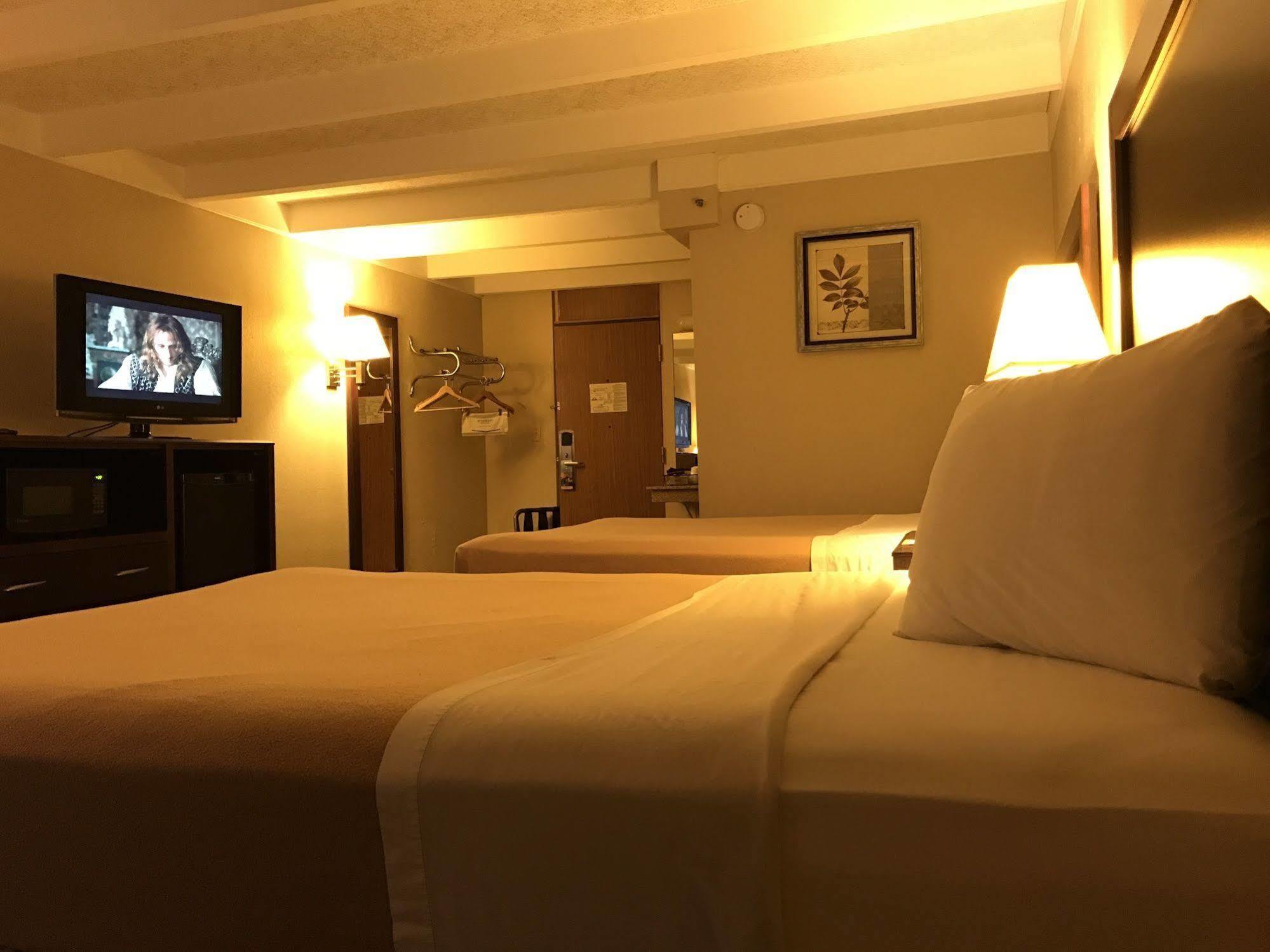 Days Inn By Wyndham Bloomington West Bagian luar foto