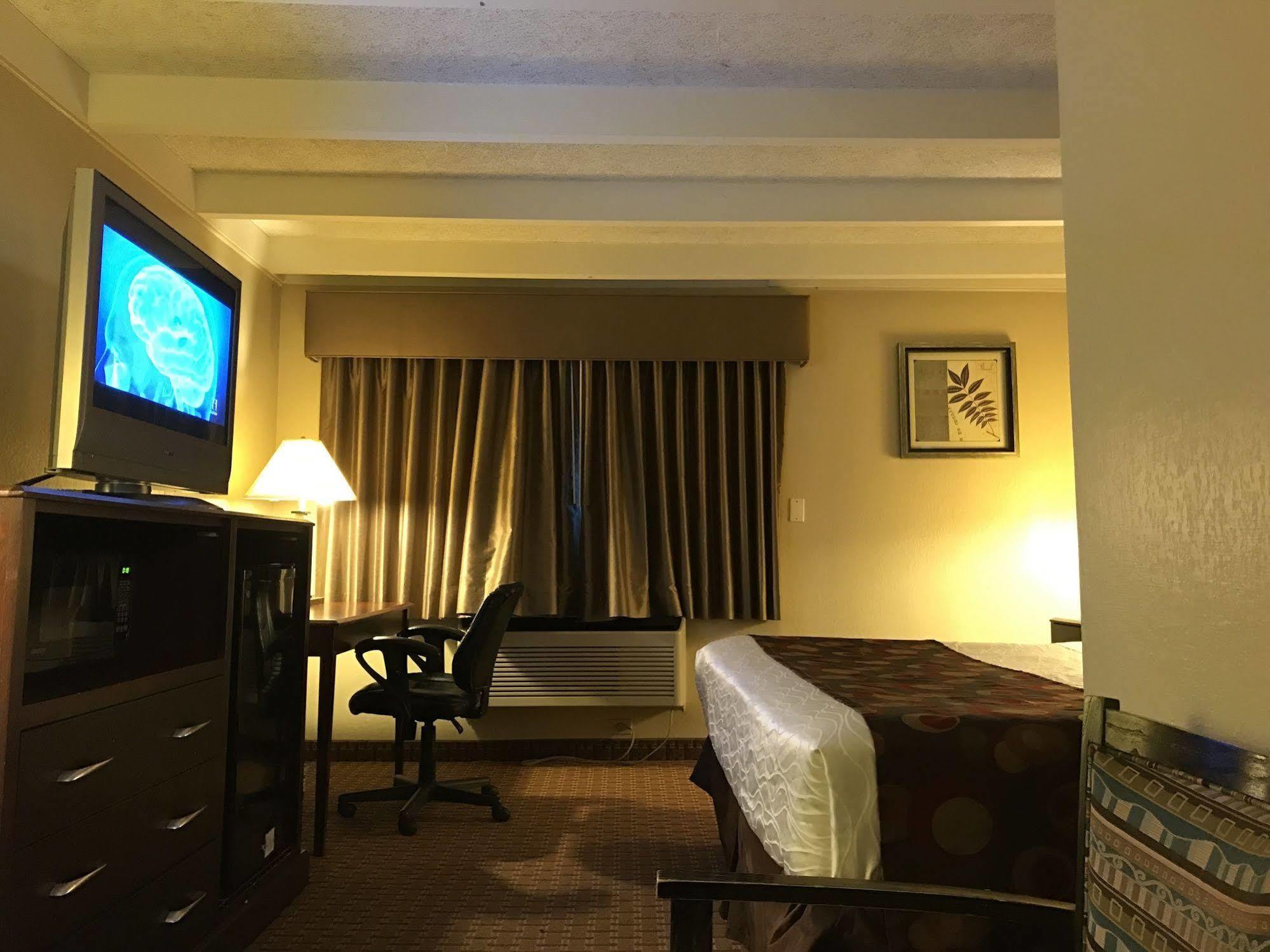 Days Inn By Wyndham Bloomington West Bagian luar foto